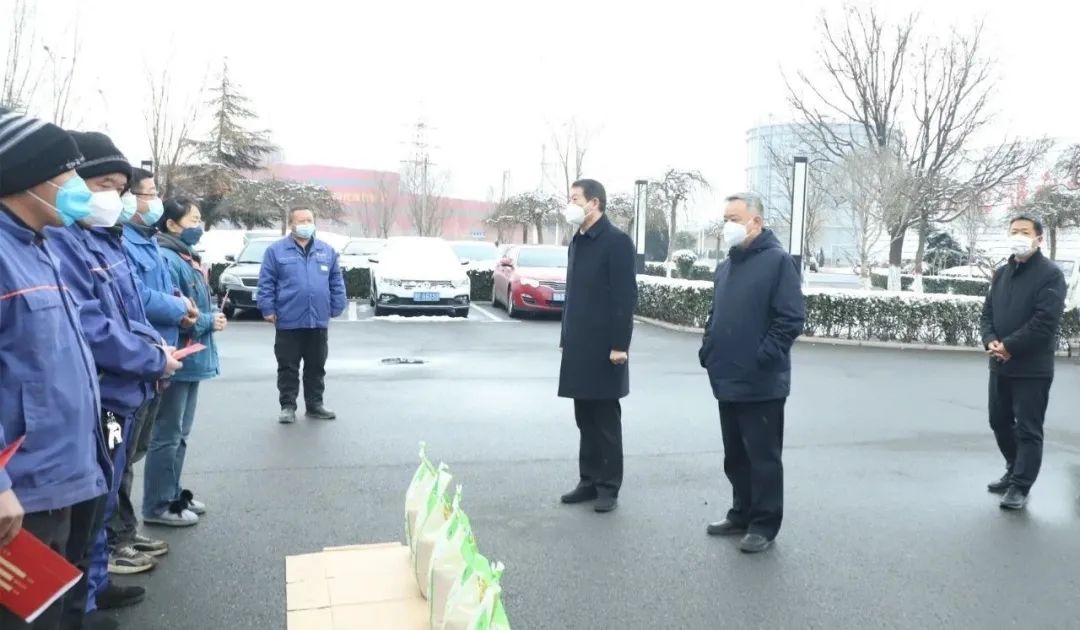 王宝玉书记到星空xingkong（中国）看望慰问职工和劳模李静敏